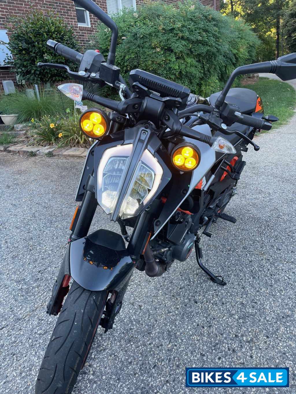 Black/red KTM 390 Duke