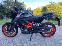 Black/red KTM 390 Duke