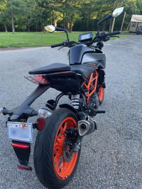 Black/red KTM 390 Duke