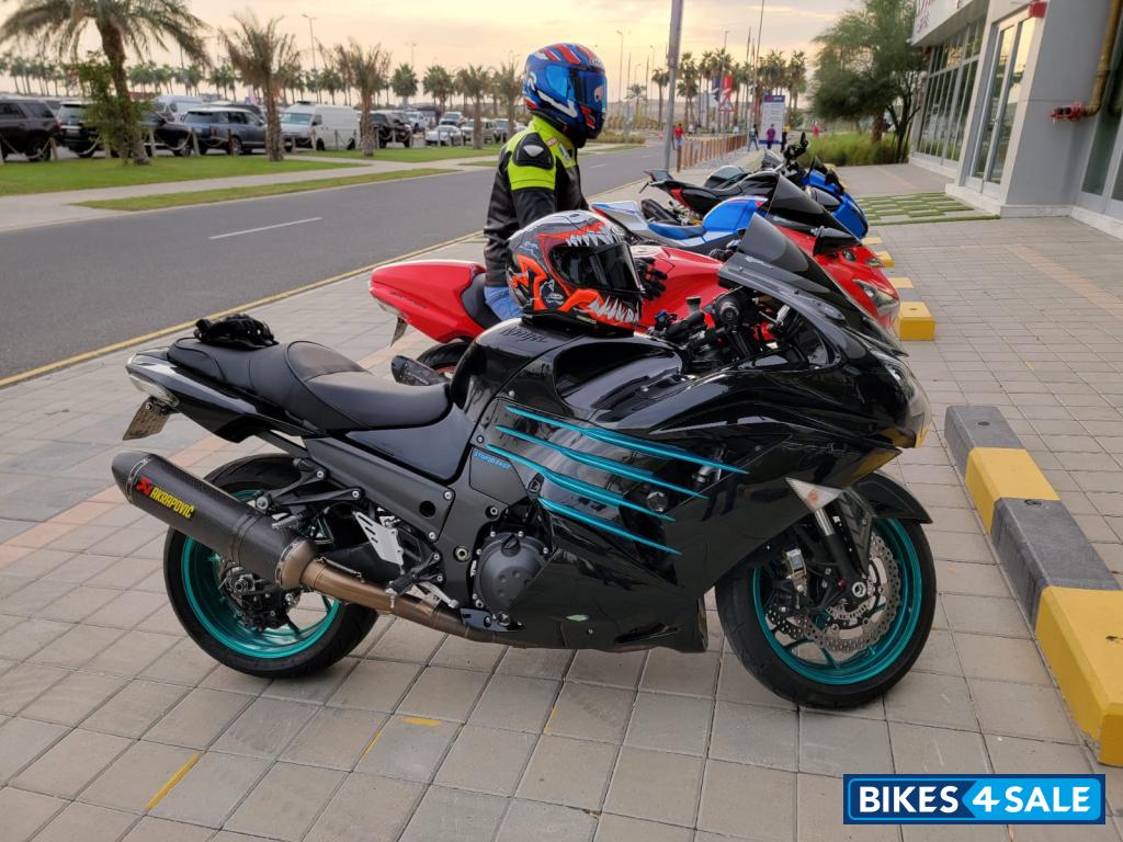 Black Kawasaki Ninja ZX-14R