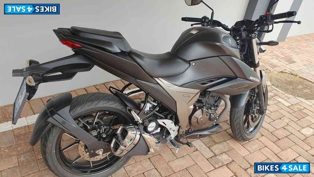 Black Suzuki GIXXER250 Naked Black Suzuki GIXXER250 Naked