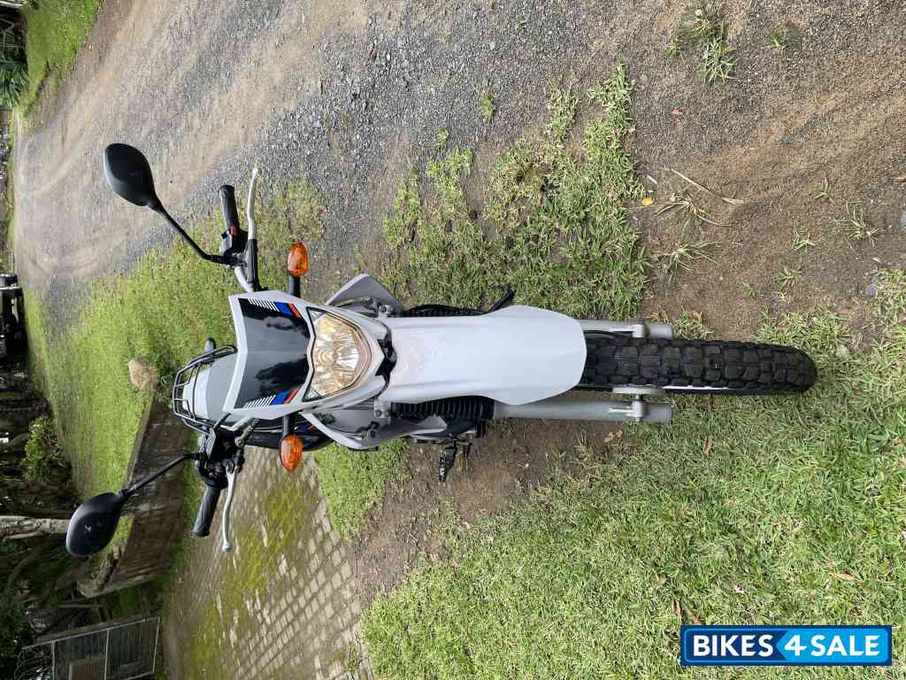 White Yamaha XTZ125 White Yamaha XTZ125